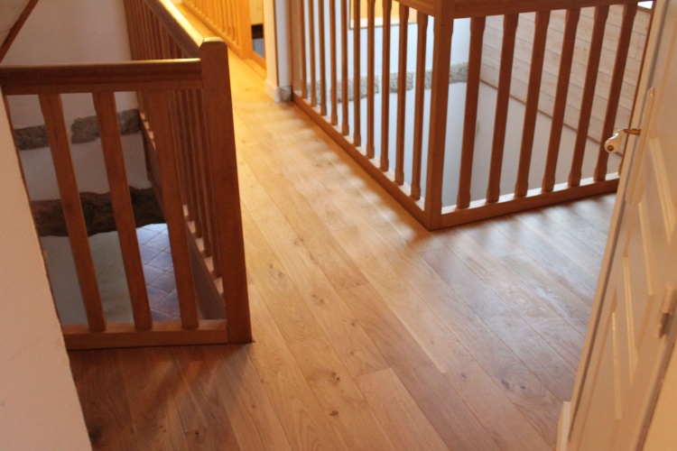 Fabrication et pose d'un parquet massif