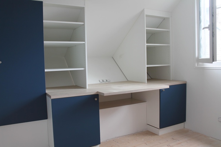 Aménagement d'un bureau sur mesure sous combles